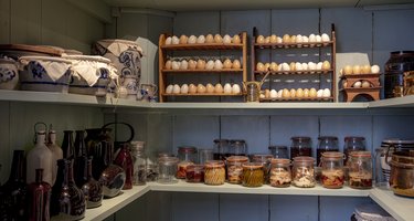 Provisiekast vol ingemaakt voedsel