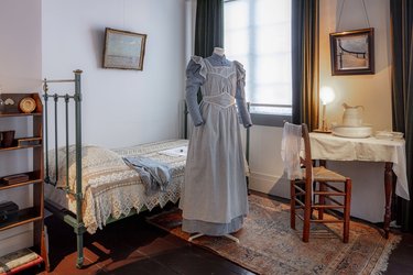 Dienstbodekostuum in personeelsvertrek