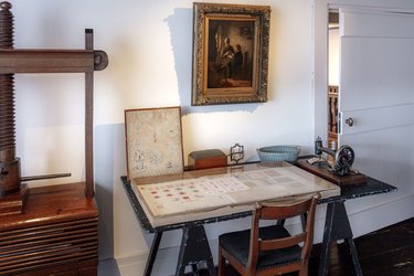 Merklappen en verstelwerk op de mangelkamer