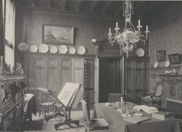 Volledig ingerichte studeerkamer. Volledig ingerichte studeerkamer.