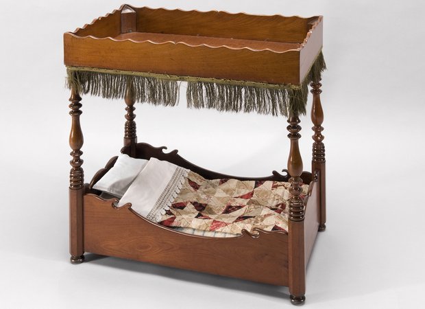 Poppenhemelbed met quilt
