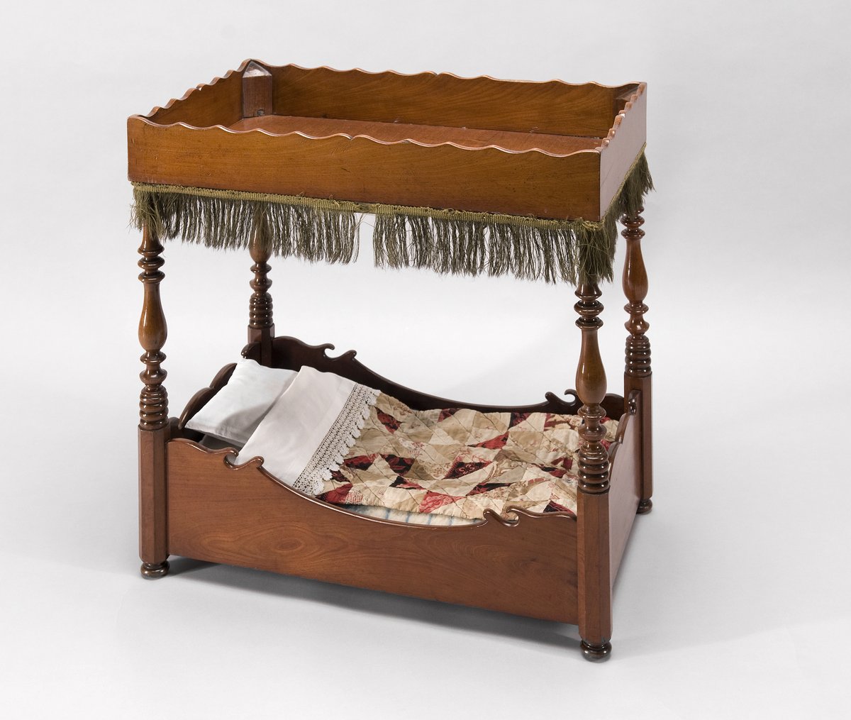 Poppenhemelbed met quilt