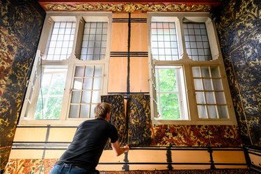 Goudleer wordt geplaatst aan de nieuw gemaakte raamwandzijde.