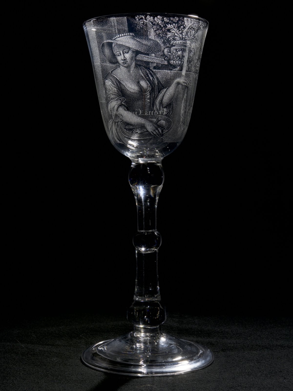Een glas als onderdeel van collectie Huis Van Gijn te zien in het Dodrechts Museum.
