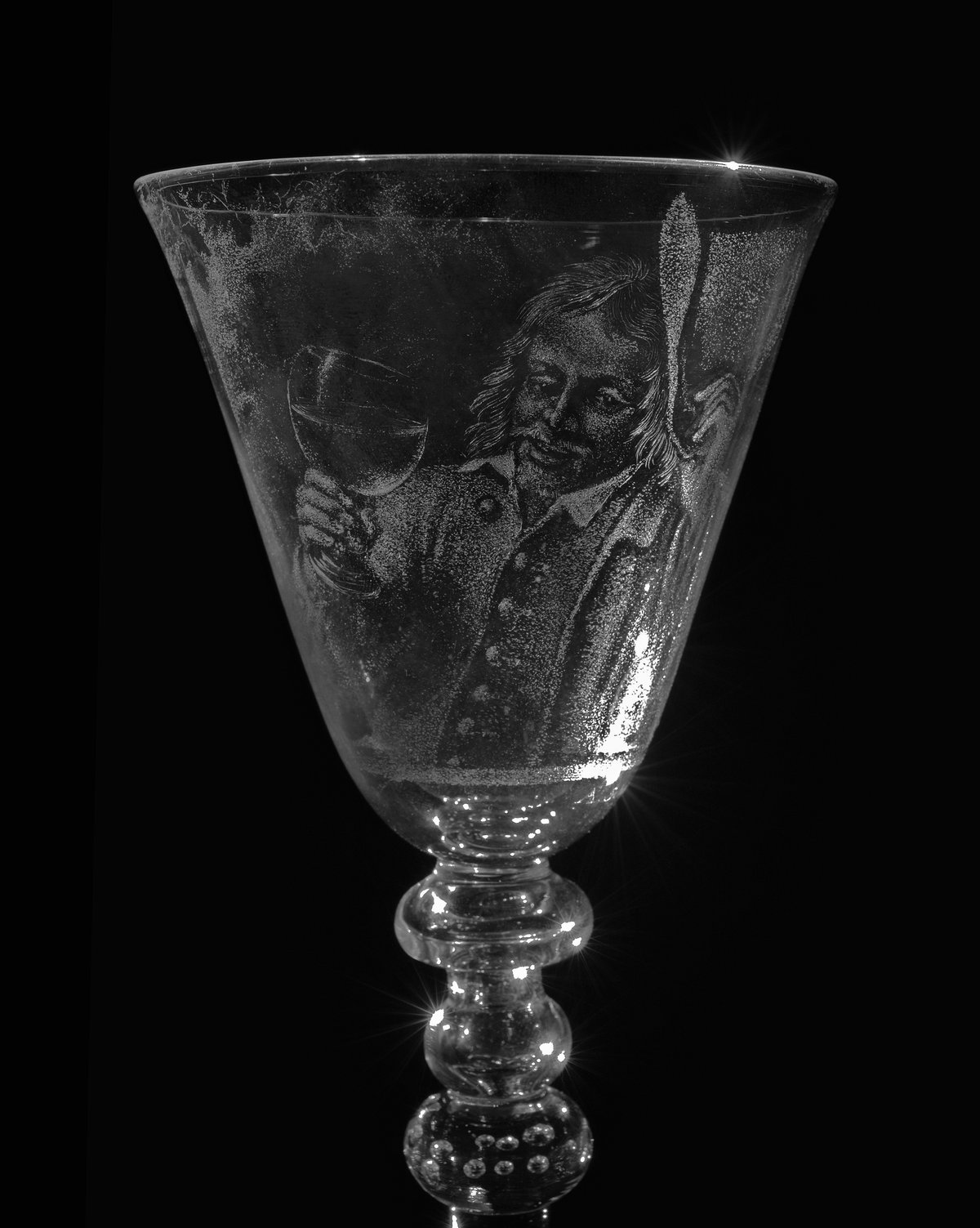 Een glas als onderdeel van collectie Huis Van Gijn te zien in het Dordrechts Museum.