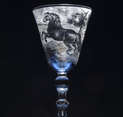 Een glas als onderdeel van collectie Huis Van Gijn te zien in het Dordrechts Museum.