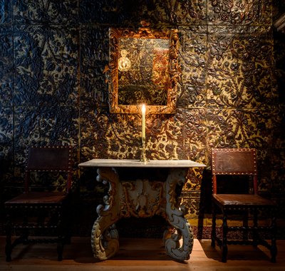 Arjen Veldt - Goudleerkamer met 17de-eeuws interieur. - 2025