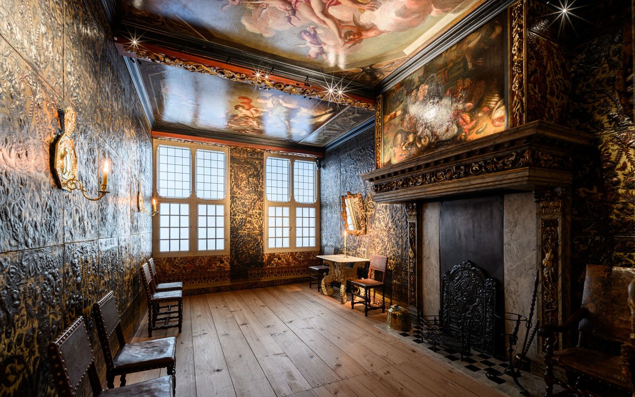 Arjen Veldt - Op de nieuwe plek in het museum werd de ontbrekende 17de-eeuwse raampartij gereconstrueerd. - 2025