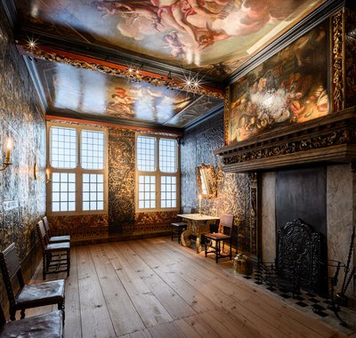 Arjen Veldt - Op de nieuwe plek in het museum werd de ontbrekende 17de-eeuwse raampartij gereconstrueerd. - 2025