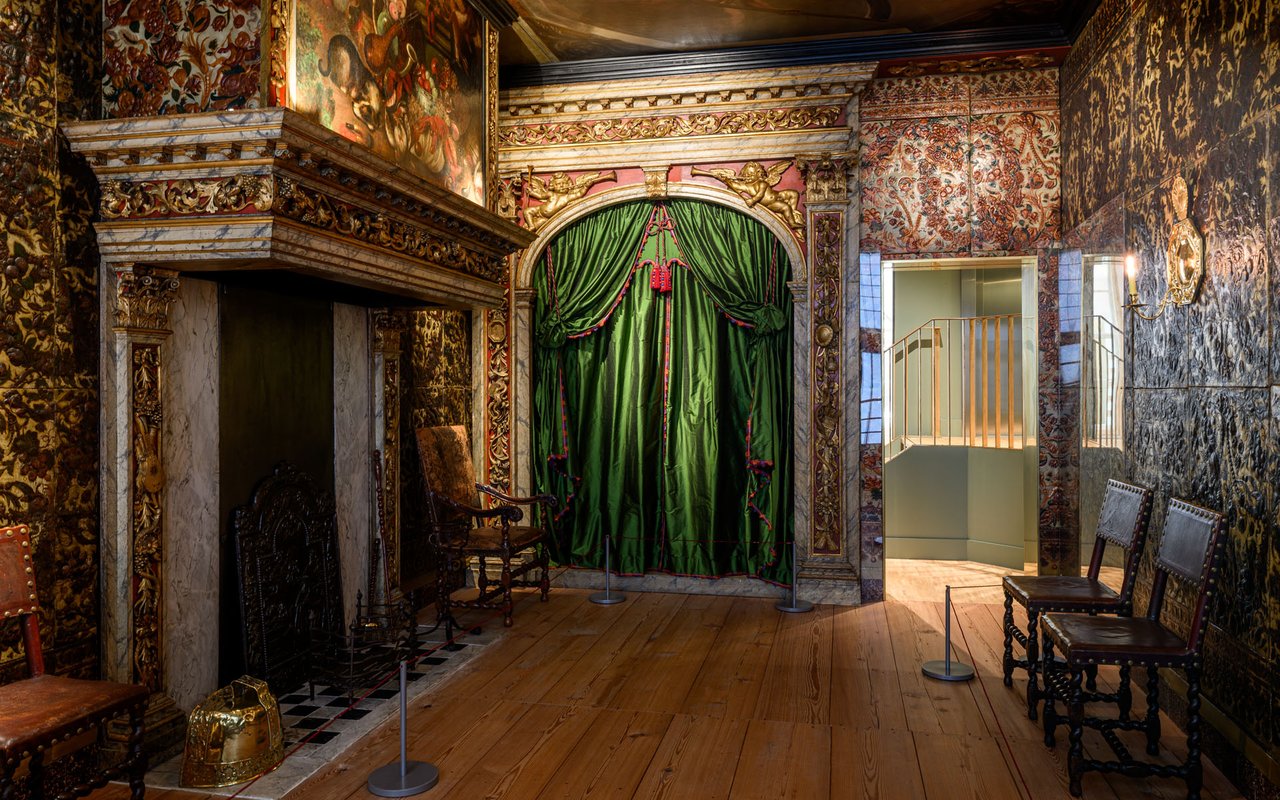 Arjen Veldt - De gerestaureerde goudleerkamer op haar nieuwe plek, boven de entree van het museumhuis. - 2025