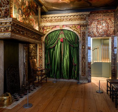 Arjen Veldt - De gerestaureerde goudleerkamer op haar nieuwe plek, boven de entree van het museumhuis. - 2025