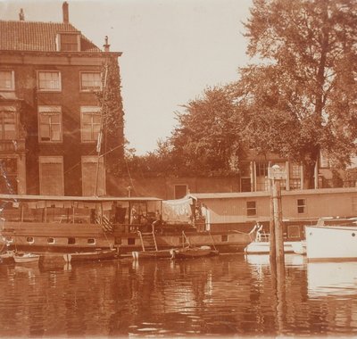 Huis Van Gijn op een vergeelde foto. De haven met een boot, het huis, de bomen hebben blad.