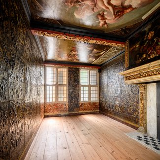 De nieuwe goudleerkamer met gereconstrueerde raampartij en het nieuwe goudleer.