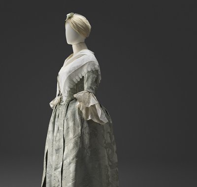 Adriaan van Dam (foto) - Robe à l'anglaise, 1766, vermaakt voor verkleden in ca. 1890, gedragen door Wilhelmina van der Putten-Maas, bij haar huwelijk i - 1766 en 1890