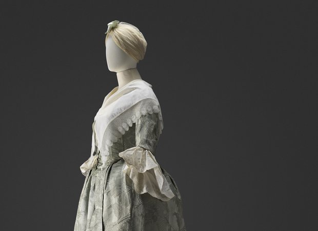 Adriaan van Dam (foto) - Robe à l'anglaise, 1766, vermaakt voor verkleden in ca. 1890, gedragen door Wilhelmina van der Putten-Maas, bij haar huwelijk i - 1766 en 1890