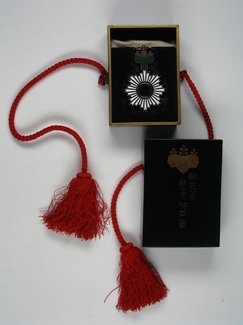 Ridderkruis van de Orde van de Rijzende zon met bijbehorende lakdoos