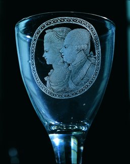 Kelkglas met portretten van stadhouder Willem V en Wilhelmina van Pruisen