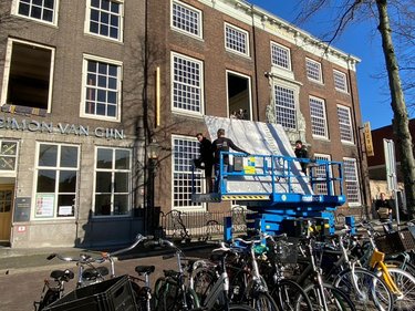 Het verhuizen van de plafondstukken via de ramen.
