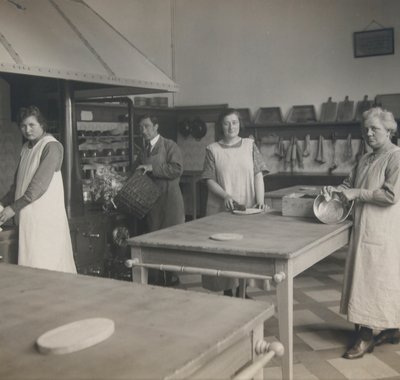 Huishoudelijk personeel van de Industrie- en Huishoudschool Doelesteyn aan het Steegoversloot - 1920