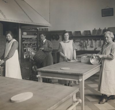 Personeel is aan het werk in de keuken.