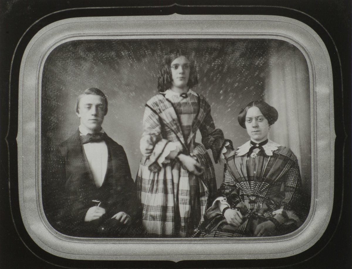 Portret van Johannes Anthony, Cornelia Agatha en Maria Jacoba Vriesendorp in Huis Van Gijn.