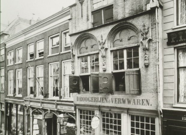 H.J. Tollens - Huis De Rozijnkorf in de Voorstraat - ca. 1895 H.J. Tollens - Huis De Rozijnkorf in de Voorstraat - ca. 1895