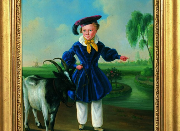 Een jongetje staat naast een geit in een landschap. Hij draagt een kostuum met muts. Het schilderij heeft een gouden lijst.