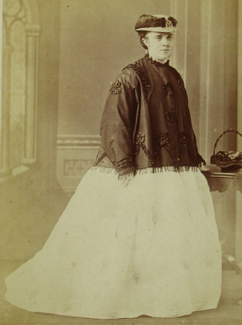 Portret van Cornelia Agatha van Gijn-Vriesendorp met reiskostuum te Brigthon
