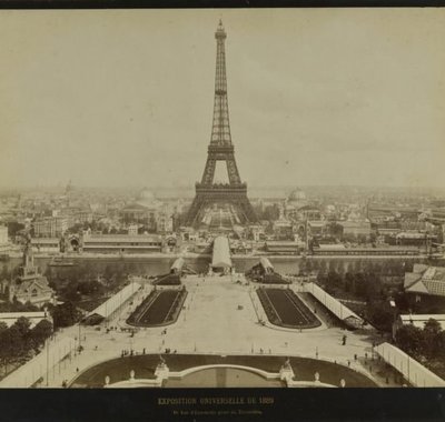 Een souvenirfoto van de Eiffeltoren te Parijs. Verkregen door Simon van Gijn op een van zijn reizen.