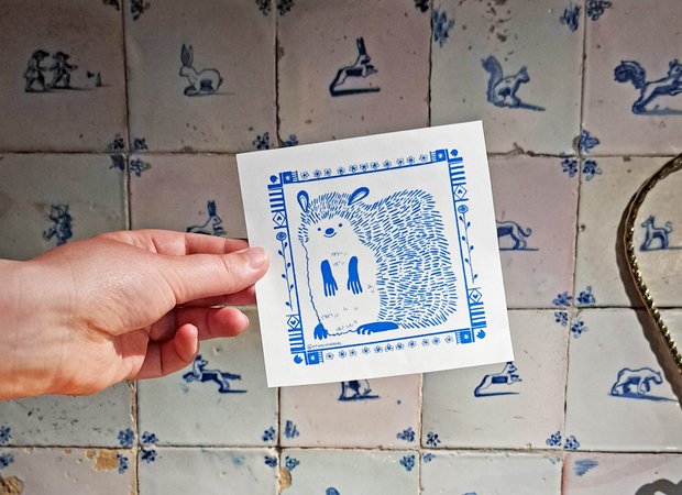 Een origineel Delfts Blauw tegeltje werd met de hand beschilderd Een origineel Delfts Blauw tegeltje werd met de hand beschilderd