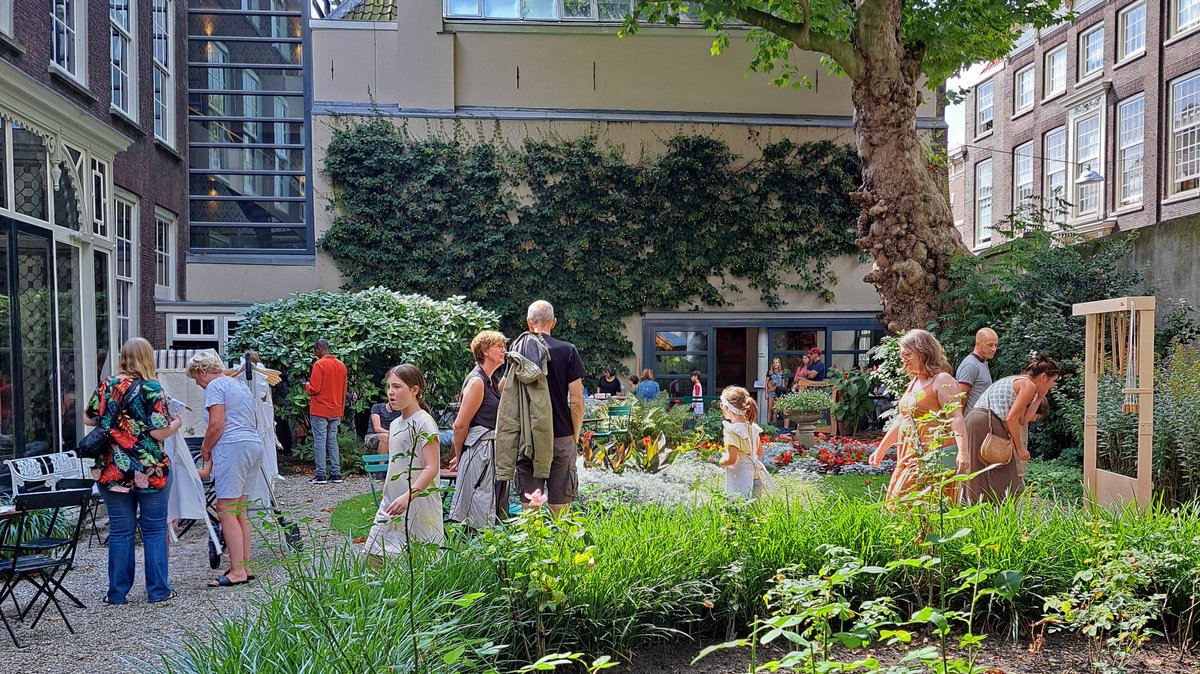 Op de foto zijn diverse ouders en kinderen in de spelletjes aan het doen in museumtuin van Huis Van Gijn, tijdens het buitenspelen evenement. Op de foto zijn diverse ouders en kinderen in de spelletjes aan het doen in museumtuin van Huis Van Gijn, tijdens het buitenspelen evenement.