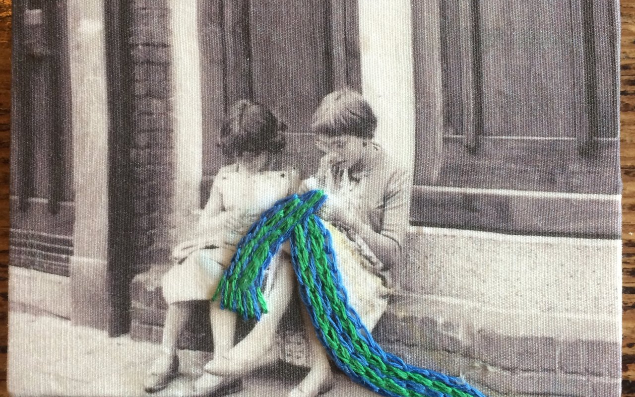 Foto met bordurende meisjes, met een geborduurd sjaaltje op de foto. Kom op 21 mei naar de workshop fotoborduren in Huis Van Gijn.