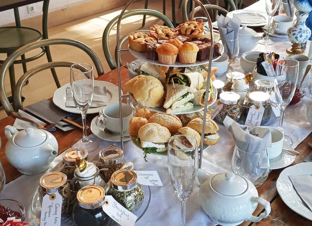 Een gedekte tafel met daarop een high tea in het museumrestaurant.