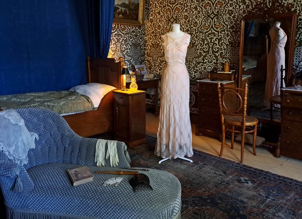 Avondjapon en accessoires liggen klaar voor een avondje uit - 2024 Avondjapon en accessoires liggen klaar voor een avondje uit - 2024