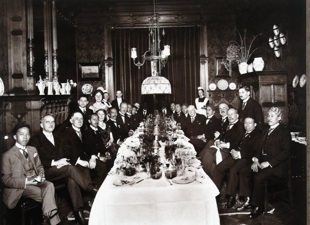 Formeel diner voor een groep Indische vorsten in Dordrecht, 1923 - 1923 Formeel diner voor een groep Indische vorsten in Dordrecht, 1923 - 1923