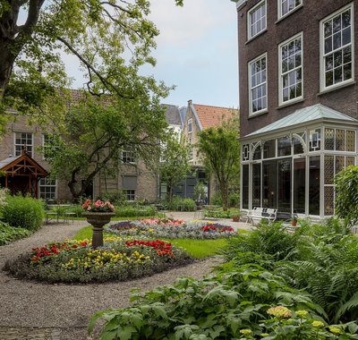 Peter den Ouden - Stadstuin in Engelse landschapsstijl, achter Huis Van Gijn. - 2024