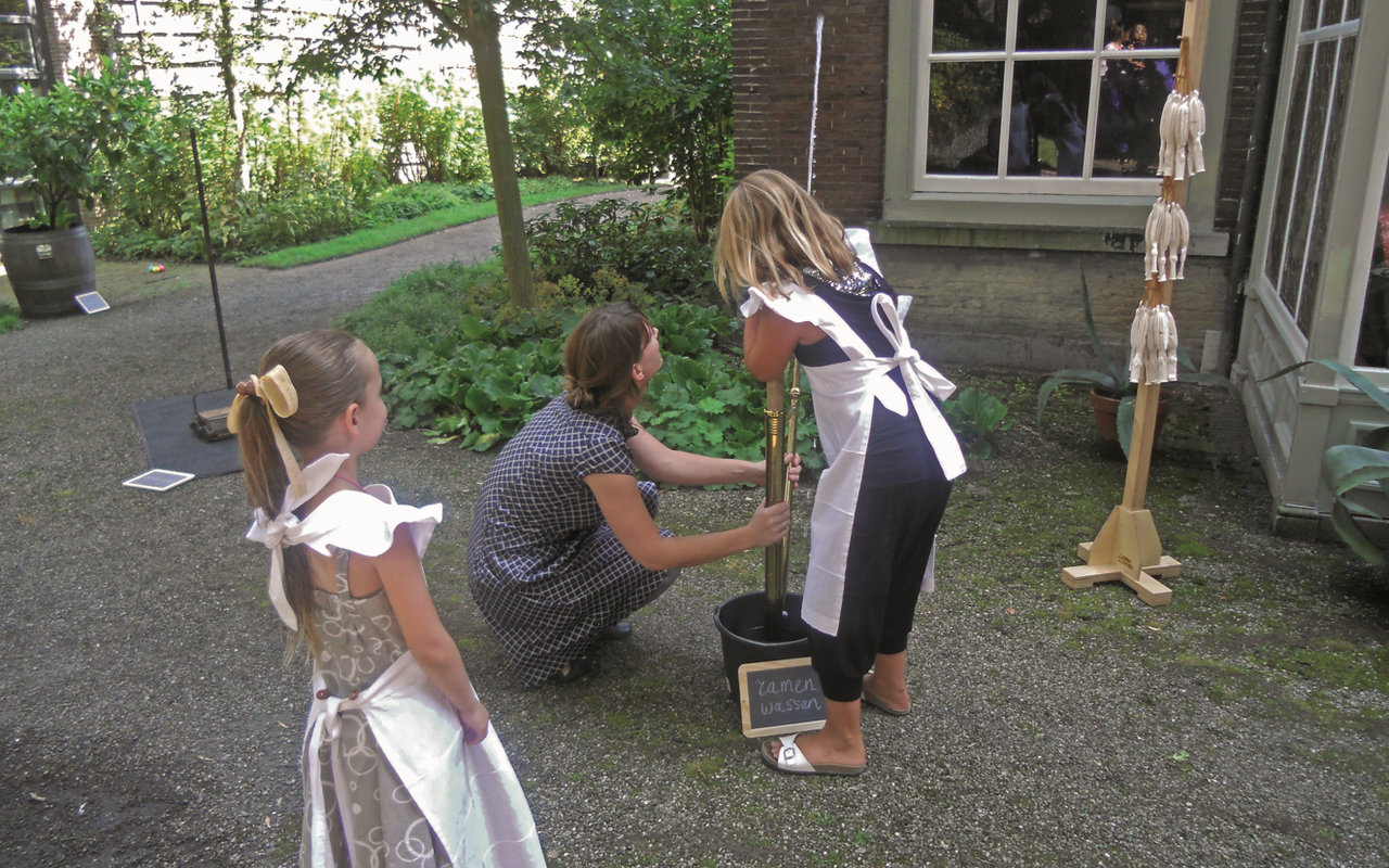 Buitenspelen in Huis Van Gijn