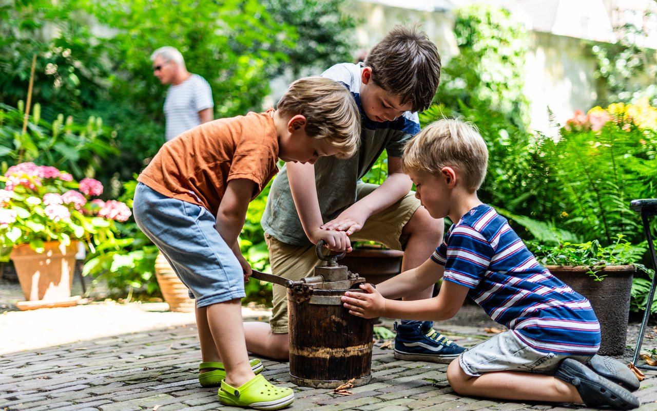 Lizzy van Leeuwen - Kinderen mogen ook een handje meehelpen met het draaien van de antieke ijsmachine. - 2024