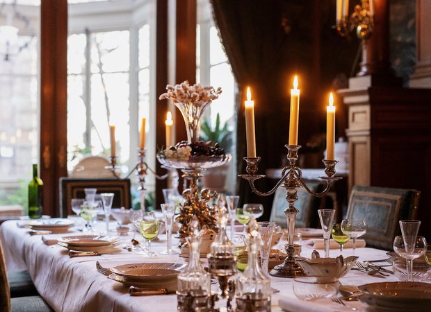 Christine Reehorst - Gedekte tafel in eetkamer in Huis Van Gijn. - 2022