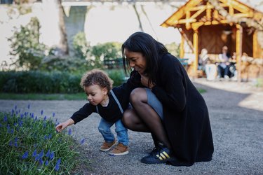 Vrouw en kindje in de tuin van Huis Van Gijn