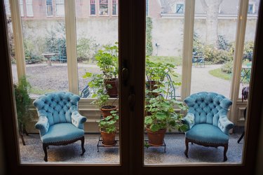 Serre bij de tuinkamer, in de zomer konden de tussendeuren eruit worden gehaald voor meer verbinding met buiten.
