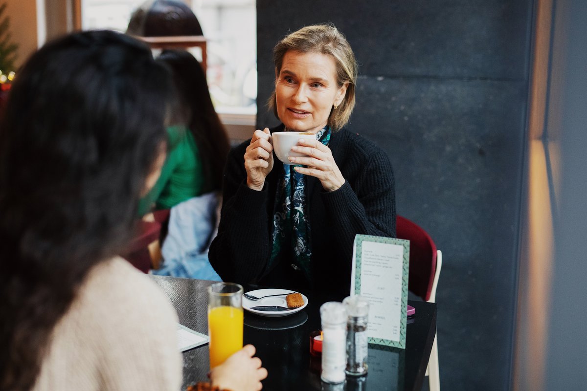 Twee vrouwen drinken gezellig koffie in het museumcafé van Huis Van Gijn.