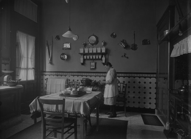 Regionaal Archief Dordrecht - Keuken met dienstbode in villa Lips aan de Van Hoogstratensingel - 1930-40
