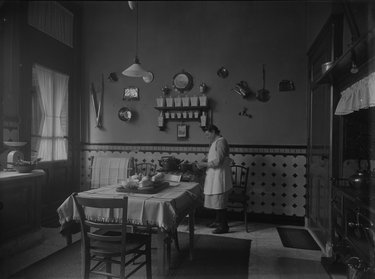 Keuken met dienstbode in villa Lips aan de Van Hoogstratensingel, 1930-40 - RAD