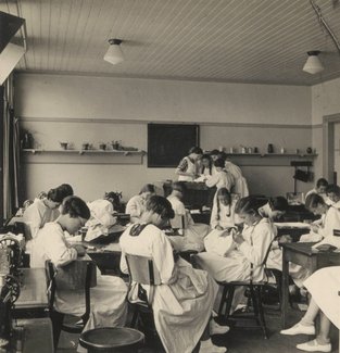 Les in handwerken op de Industrie- en Huishoudschool Doelesteyn aan het Steegoversloot jaren 1920 - foto RAD