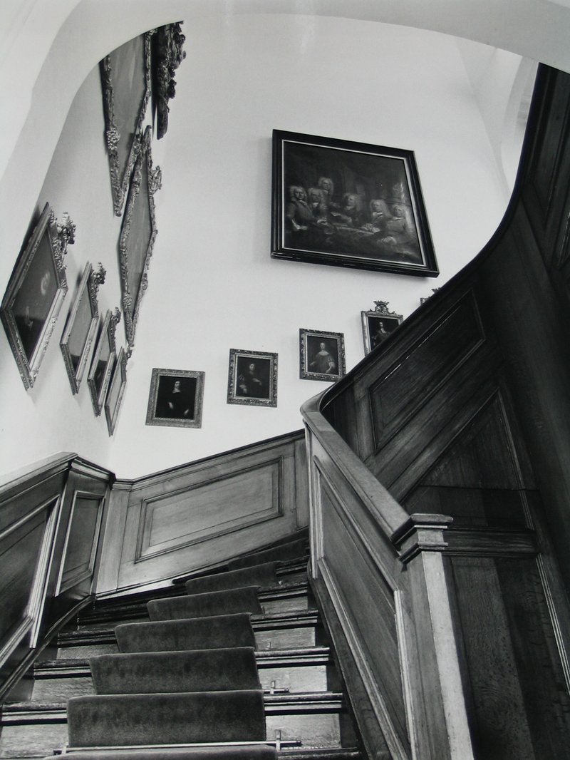 Trappenhuis met schilderijen