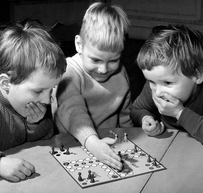 Drie jongetjes spelen met veel plezier - 1960