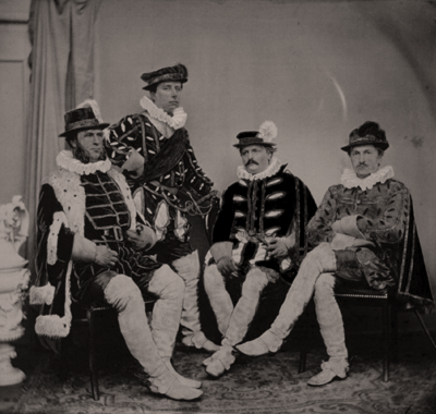 Vier mannen in kostuum