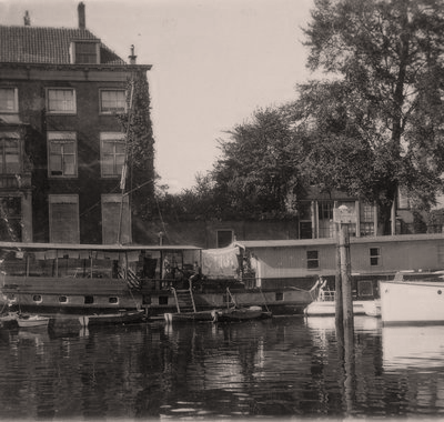 Een deel van de haven, een brug en een huis.