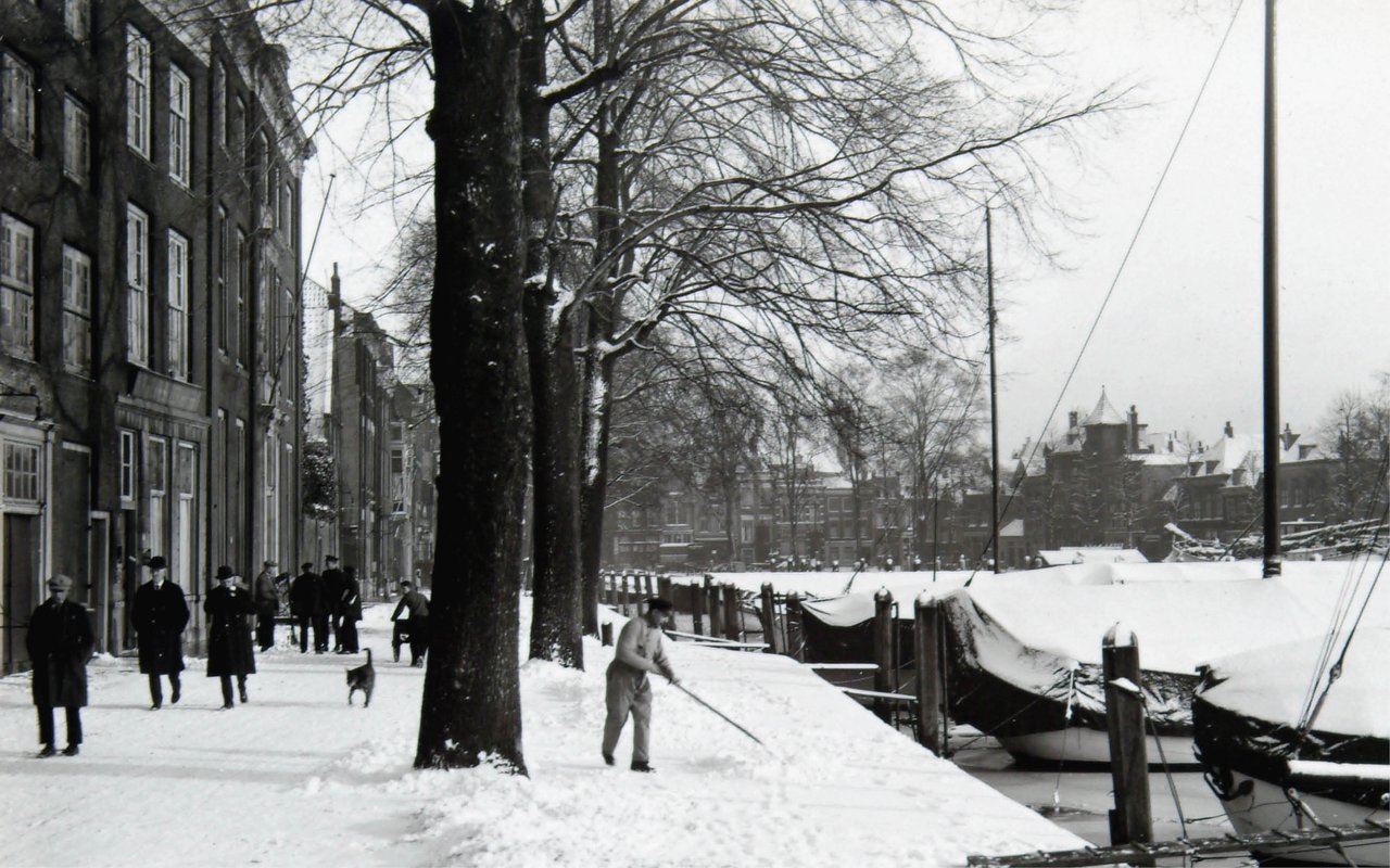Sneeuwruimen met links Museum mr Simon van Gijn - 1929